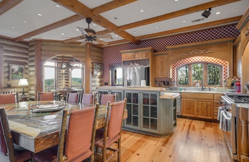 Morganton Casa | Cabina Blue Ridge con vistas de tres estados, sala de teatro y cubiertas múltiples