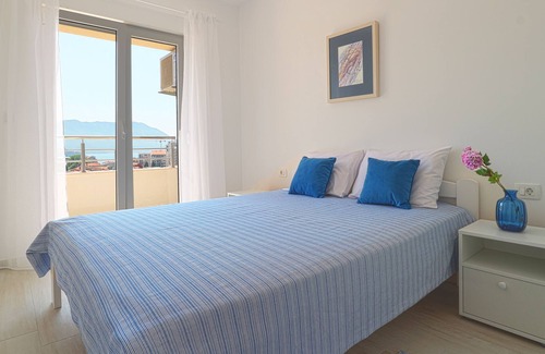 Golubovina Apartamento | Hermoso apartamento con vista al mar azul con estacionamiento gratuito