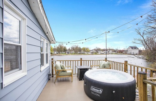 Linden Cabaña | Beautiful boathouse with an all season hot tub, paddle boat and kayaks!