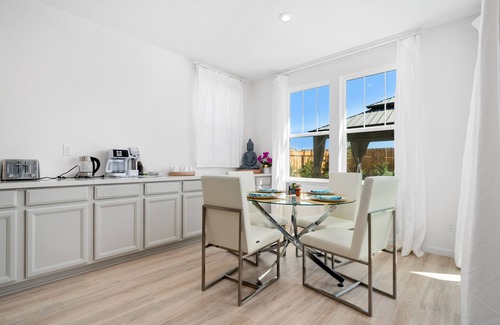 Elk Grove Casa | Beautiful brand new house professionally decorated