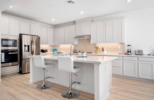 Elk Grove Casa | Beautiful brand new house professionally decorated