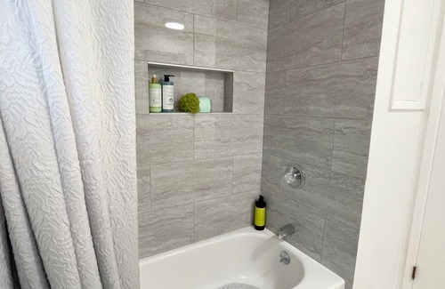 Burien Apartamento | Beautiful brand-new mid century apartment