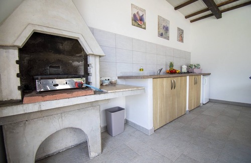 Pula Casa | Hermosa villa a estrenar ***** con piscina climatizada, cocina de verano, WiFi, parrilla