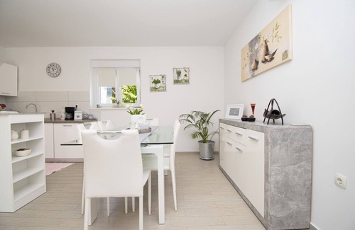 Pula Casa | Hermosa villa a estrenar ***** con piscina climatizada, cocina de verano, WiFi, parrilla