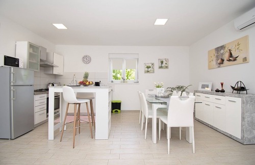 Pula Casa | Hermosa villa a estrenar ***** con piscina climatizada, cocina de verano, WiFi, parrilla