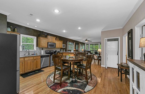 Lake Toxaway Condominio | Beautiful, Breathtaking Wren Condo overlooking Toxaway Falls