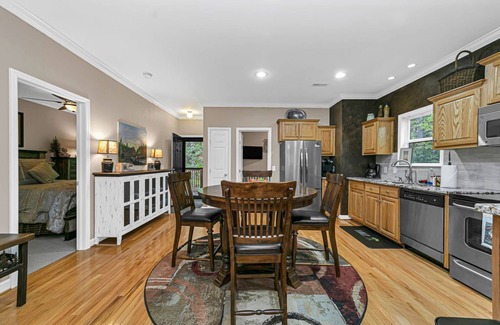 Lake Toxaway Condominio | Beautiful, Breathtaking Wren Condo overlooking Toxaway Falls