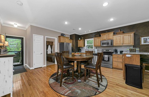 Lake Toxaway Condominio | Beautiful, Breathtaking Wren Condo overlooking Toxaway Falls