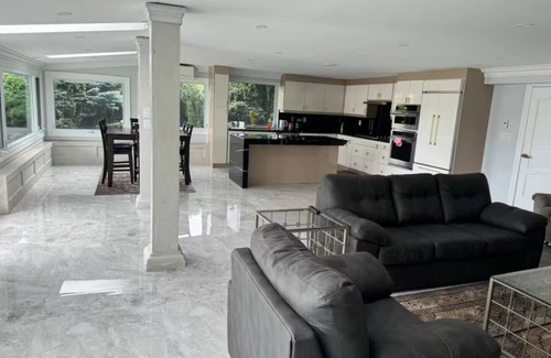 Pickering Casa | Beautiful Breezy Lake House!