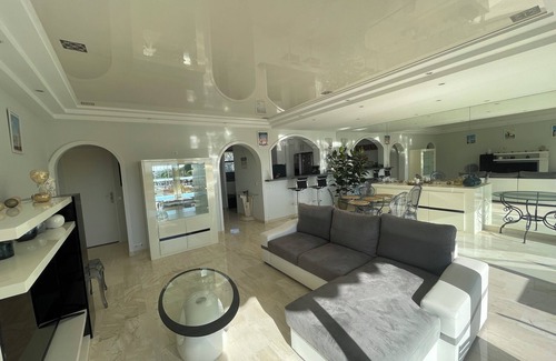 Villeneuve Loubet Beach Apartamento | Beautiful, bright apartment. Marina Baie des Anges, superb view. 3-star rating