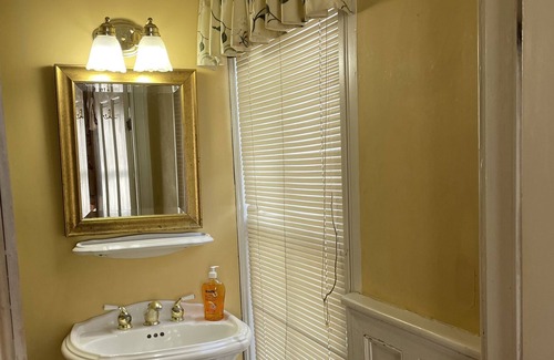 Warrenton Casa | Beautiful Bridal Suite in Manor on Five Acres