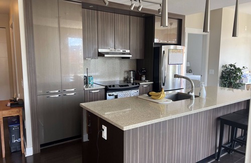 North Vancouver Condominio | Beautiful & Bright 2 BR corner unit with home office space