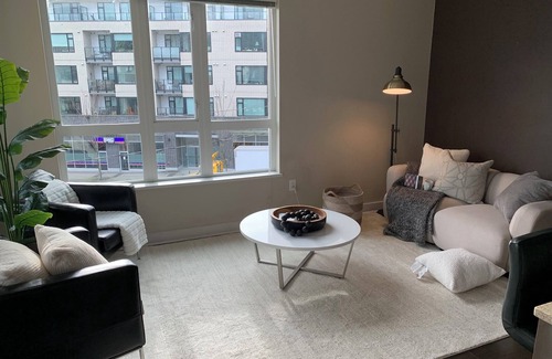North Vancouver Condominio | Beautiful & Bright 2 BR corner unit with home office space