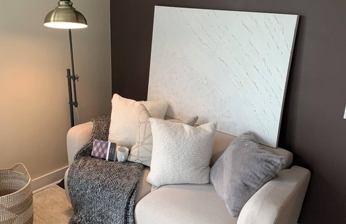 North Vancouver Condominio | Beautiful & Bright 2 BR corner unit with home office space