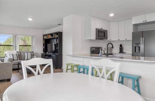 Florida Ridge Condominio | Beautiful Bright Condo Minutes to the Beach