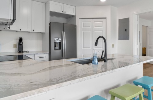 Florida Ridge Condominio | Beautiful Bright Condo Minutes to the Beach