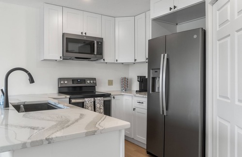 Florida Ridge Condominio | Beautiful Bright Condo Minutes to the Beach
