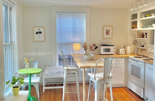 West Pawlet Apartamento | Beautiful, bright retreat with balcony overlooking river and rail trail.