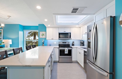 Stuart Condominio | Beautiful bright, updated 2 bedroom, 2 bath oceanfront condo spectacular views!