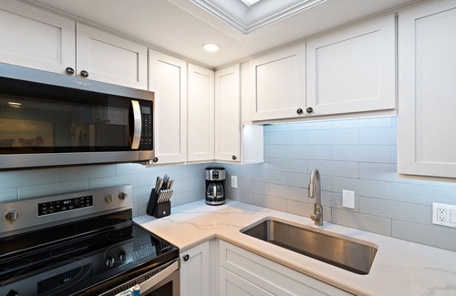 Stuart Condominio | Beautiful bright, updated 2 bedroom, 2 bath oceanfront condo spectacular views!