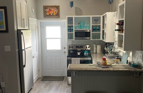 North Palmetto Point Cabaña | Beautiful 1BR cottage in North Palmetto Point w/ A/C, Wi-Fi, washer & dryer