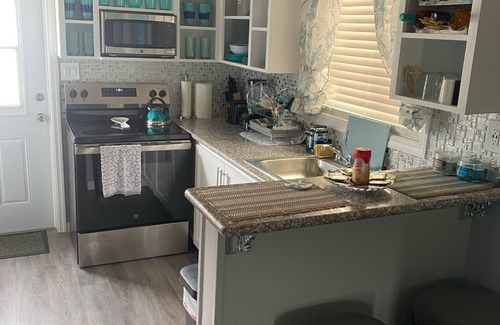North Palmetto Point Cabaña | Beautiful 1BR cottage in North Palmetto Point w/ A/C, Wi-Fi, washer & dryer