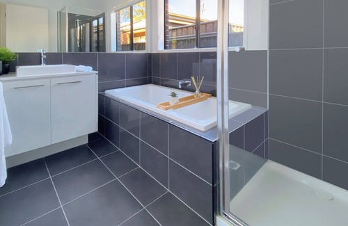 Moama Casa | Beautiful Bush Surroundings. Walk to Murray River & Main St Moama. Pets Welcome