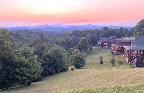 Piney Creek Cabina | Beautiful Cabin at the New River w/ Blue Ridge Mountain Views!