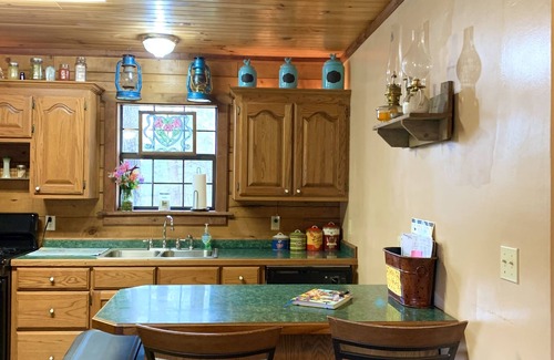 Hatton Cabina | Beautiful Cabin. Gillham lake. Enjoy the Hot Tub