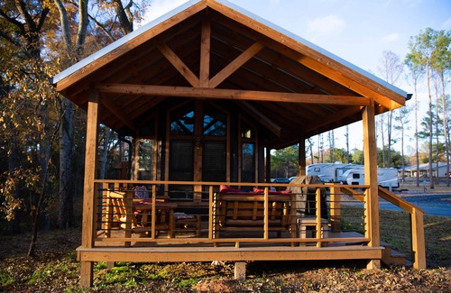 Mount Vernon Cabina | Beautiful Cabin Located in the Piney Woods of East Texas - 1 Bedroom/Double Loft