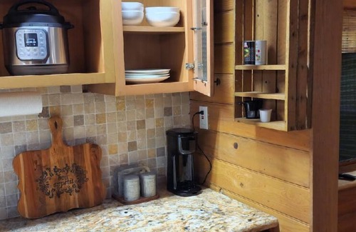 Denham Springs Cabina | Beautiful Cabin in a great neighborhood and minutes from Baton Rouge!!