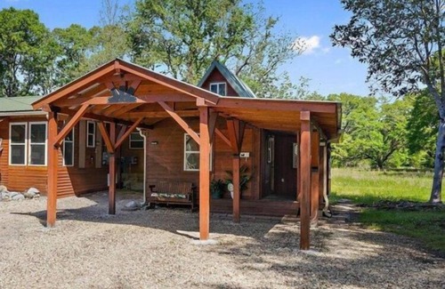 Denham Springs Cabina | Beautiful Cabin in a great neighborhood and minutes from Baton Rouge!!
