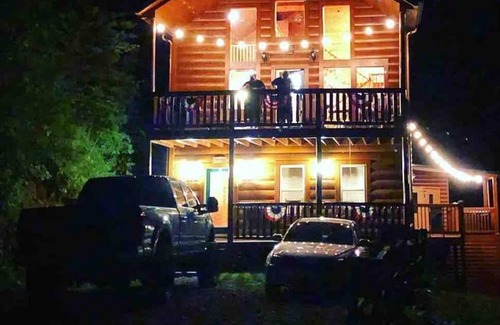 Gatlinburg - Pigeon Forge Apartamento | Beautiful Cabin w hot tub Sauna Pool Table