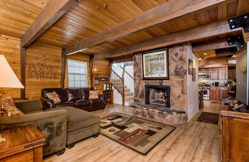 Big Bear Lake Casa | Impresionante cabaña en camino privado * 1 milla al pueblo, caminar al lago, acogedor y limpio!