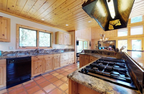 Hamilton Creek Casa | ¡NUEVO LISTADO! Hermosa cabina con vista a la montaña, jacuzzi y cocina de lujo