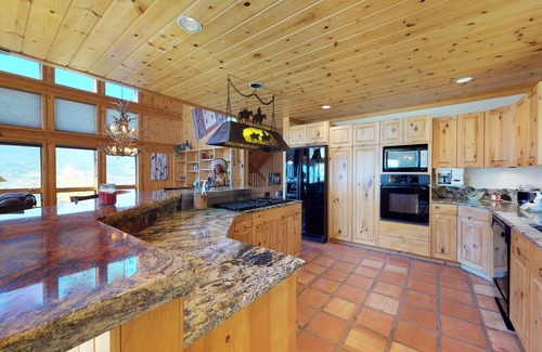 Hamilton Creek Casa | ¡NUEVO LISTADO! Hermosa cabina con vista a la montaña, jacuzzi y cocina de lujo