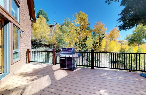 Hamilton Creek Casa | ¡NUEVO LISTADO! Hermosa cabina con vista a la montaña, jacuzzi y cocina de lujo