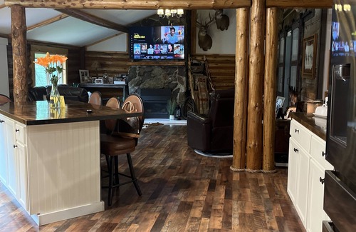 Alberton Cabina | Beautiful cabin with a creek running through it.