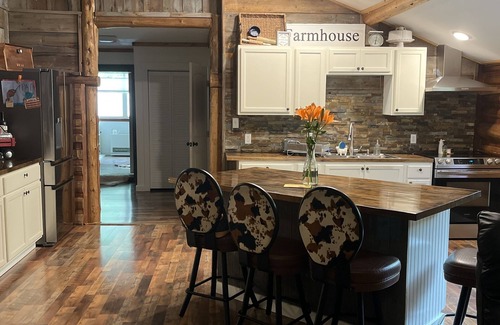 Alberton Cabina | Beautiful cabin with a creek running through it.