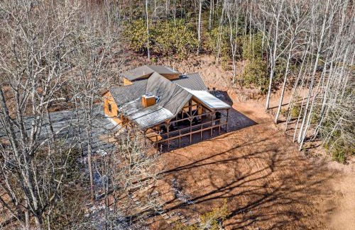 Topton Casa | Beautiful Cabin with Lofted Space and Deck in Topton, North Carolina