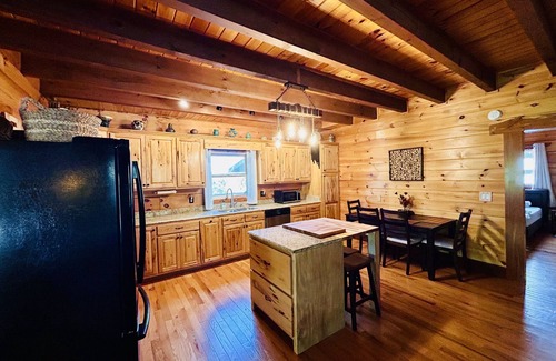 Ellijay Cabina | Beautiful cabin with outdoor spaces near Carters Lake - Fire Pit, Hot Tub, Games