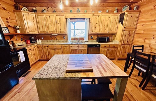 Ellijay Cabina | Beautiful cabin with outdoor spaces near Carters Lake - Fire Pit, Hot Tub, Games