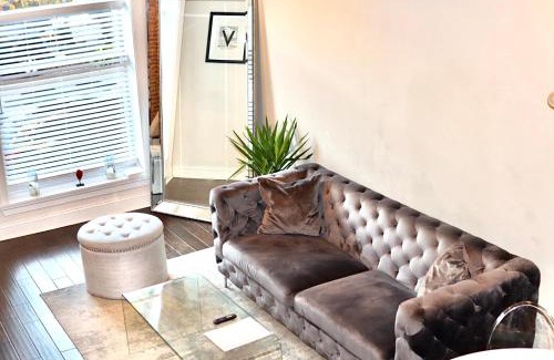 Highlandtown Casa | Beautiful Canton Home w/rooftop deck +Private parking