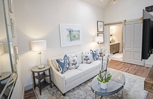 Napa Chalet De Esquí | Beautiful Carriage House on a mansion downtown Napa.