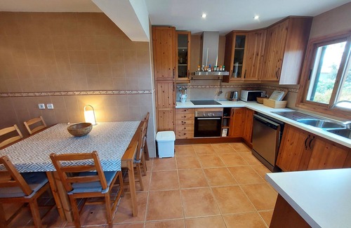 Cala Llombards Chalet De Esquí | Hermoso chalet para 6-7 personas. con gr. Jardín, WiFi, piscina, clima, cerca del mar.