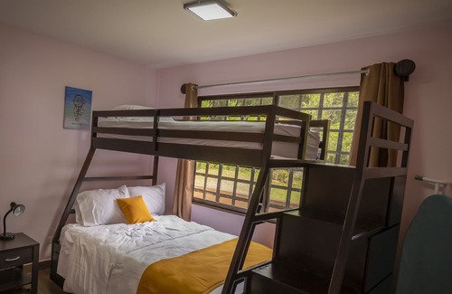 Fraijanes Casa | Beautiful chalet in Fraijanes, Poás. Just 30 minutes away from SJO Airport.