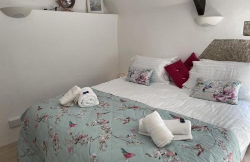 Lanhydrock Casa | Beautiful Character Cottage - with Hot Tub