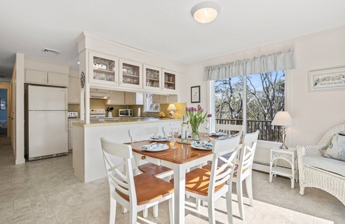 South Chatham Casa | Beautiful Chatham, Sun Sand & Surf. 8/10 mile to beaches ,pet friendly home