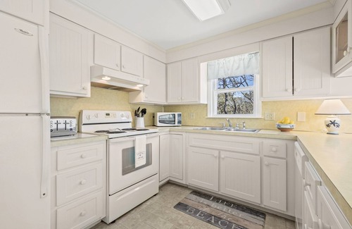 South Chatham Casa | Beautiful Chatham, Sun Sand & Surf. 8/10 mile to beaches ,pet friendly home