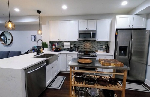 Trinidad Casa | Beautiful, Chic, 2 Bd/2.5 Ba, Metro & Free Parking